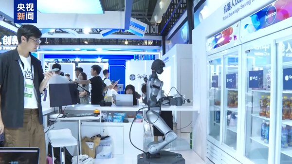 鸿岳资本配资 叠衣服送饮料、钢铁双臂“公主抱” 这些机器人头脑发达身体灵活